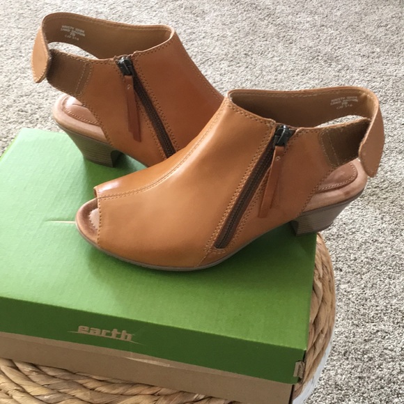 Earth booties. Sand brown leather. Velcro closure. Worn once. 7D - Picture 7 of 9